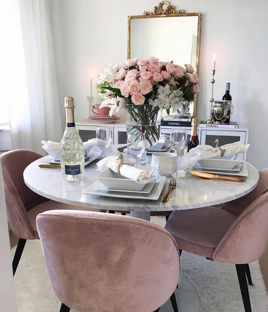 Розовые стулья для кухни в интерьере