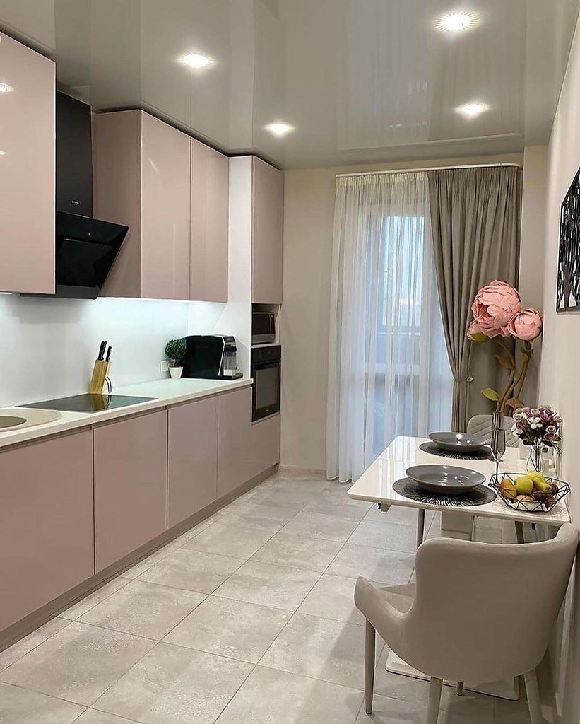 Пудровая кухня в интерьере