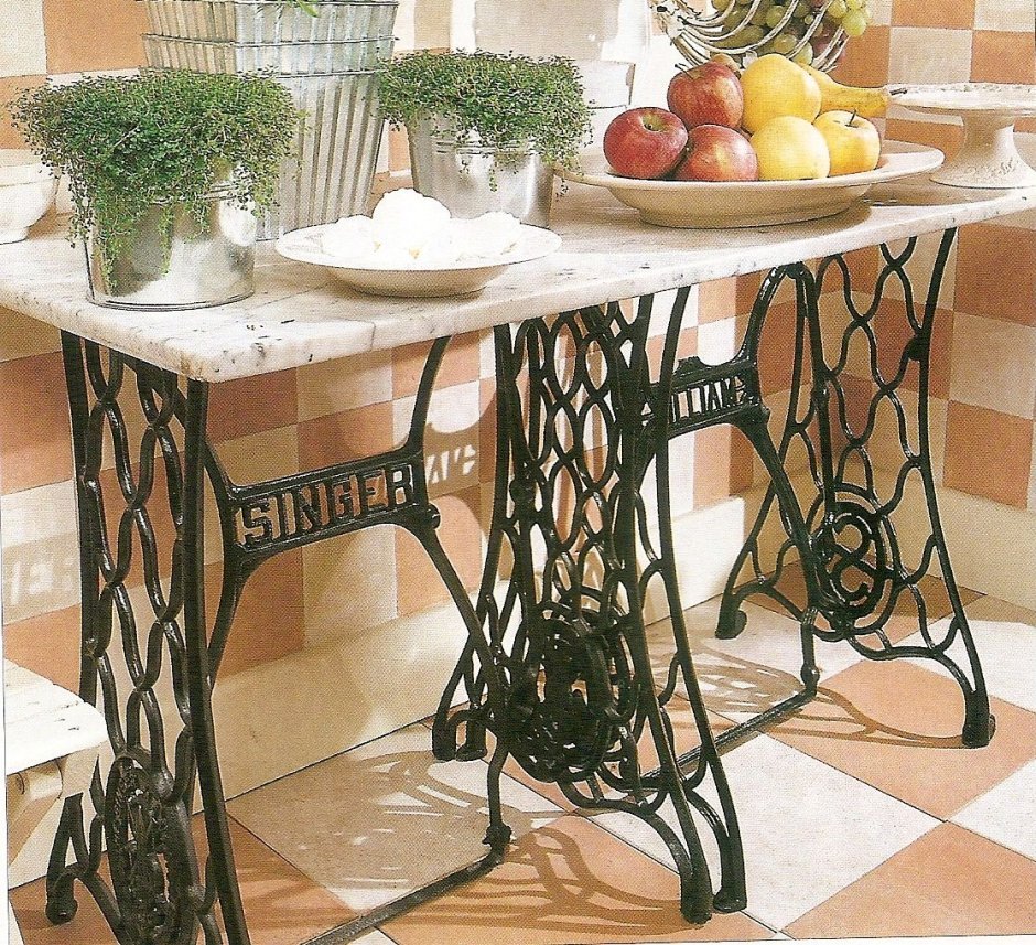 Стол из подставки Зингер