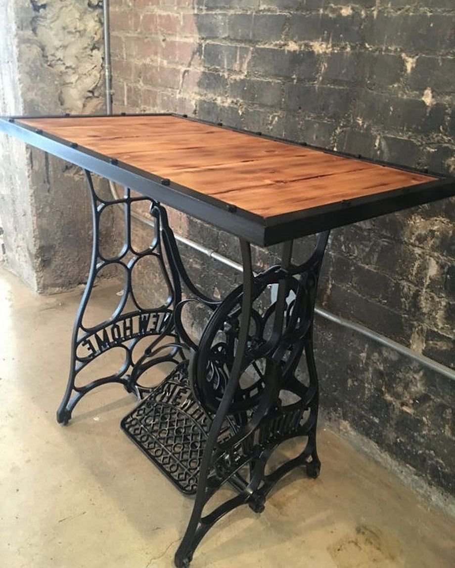 Столик из станины от швейной машинки Зингер в интерьере