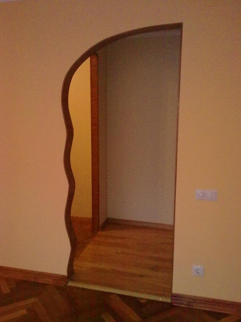 Полу арка в проеме на кухню