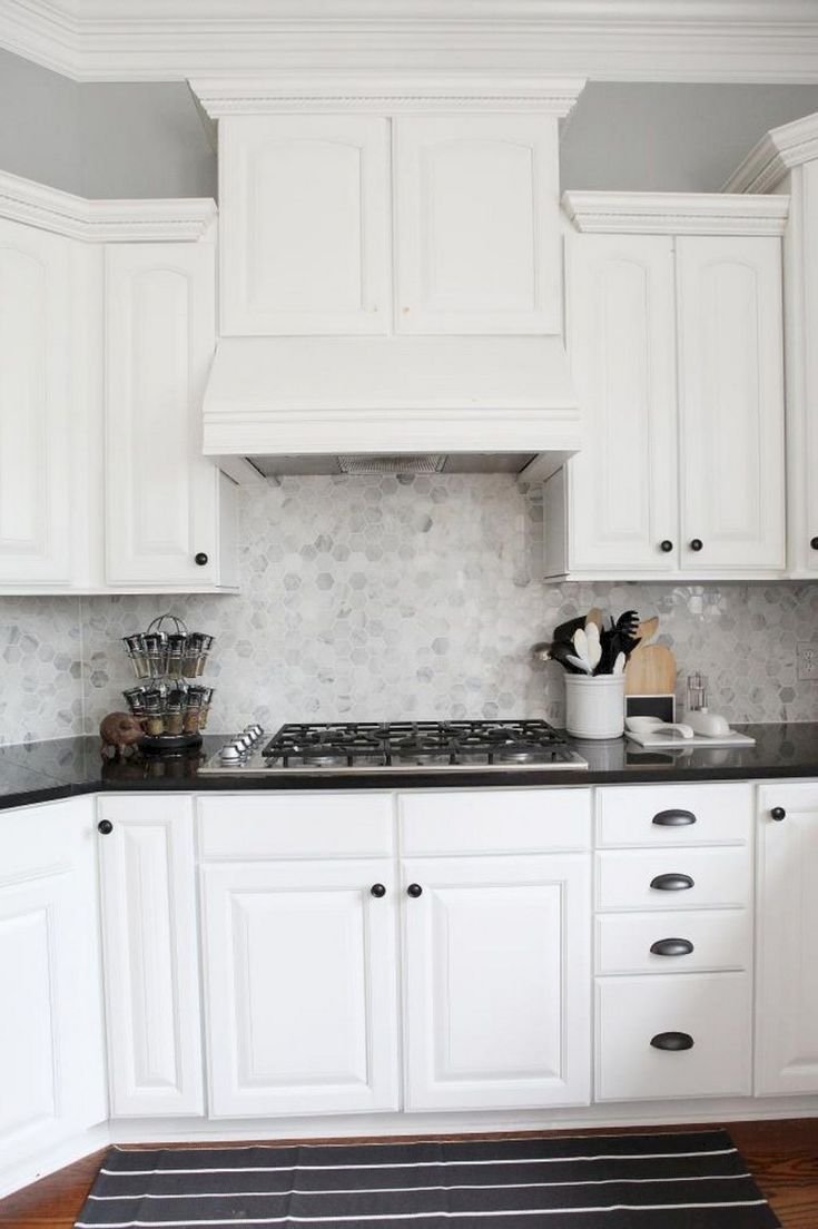 Белая кухня с черными ручками