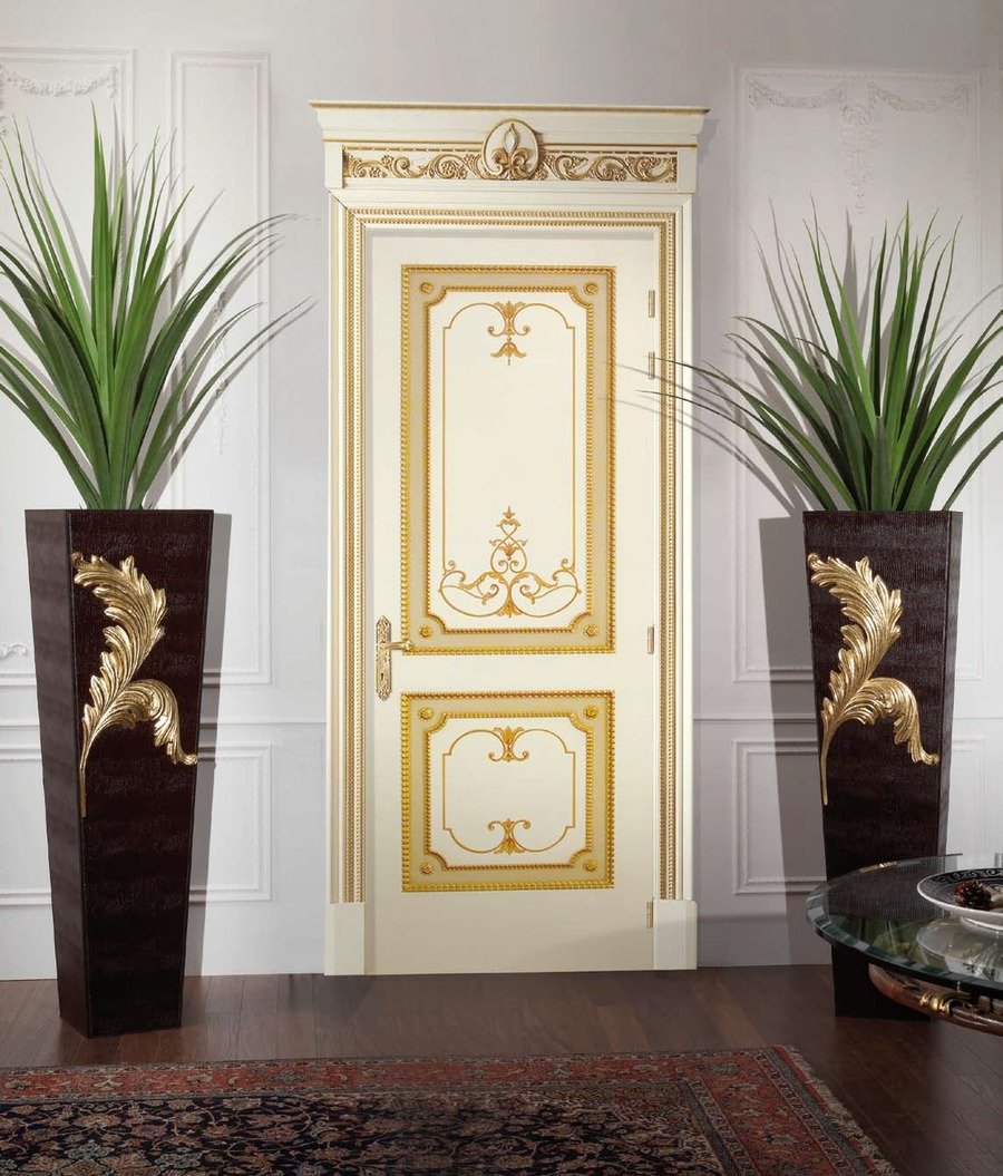 Лепнина на двери