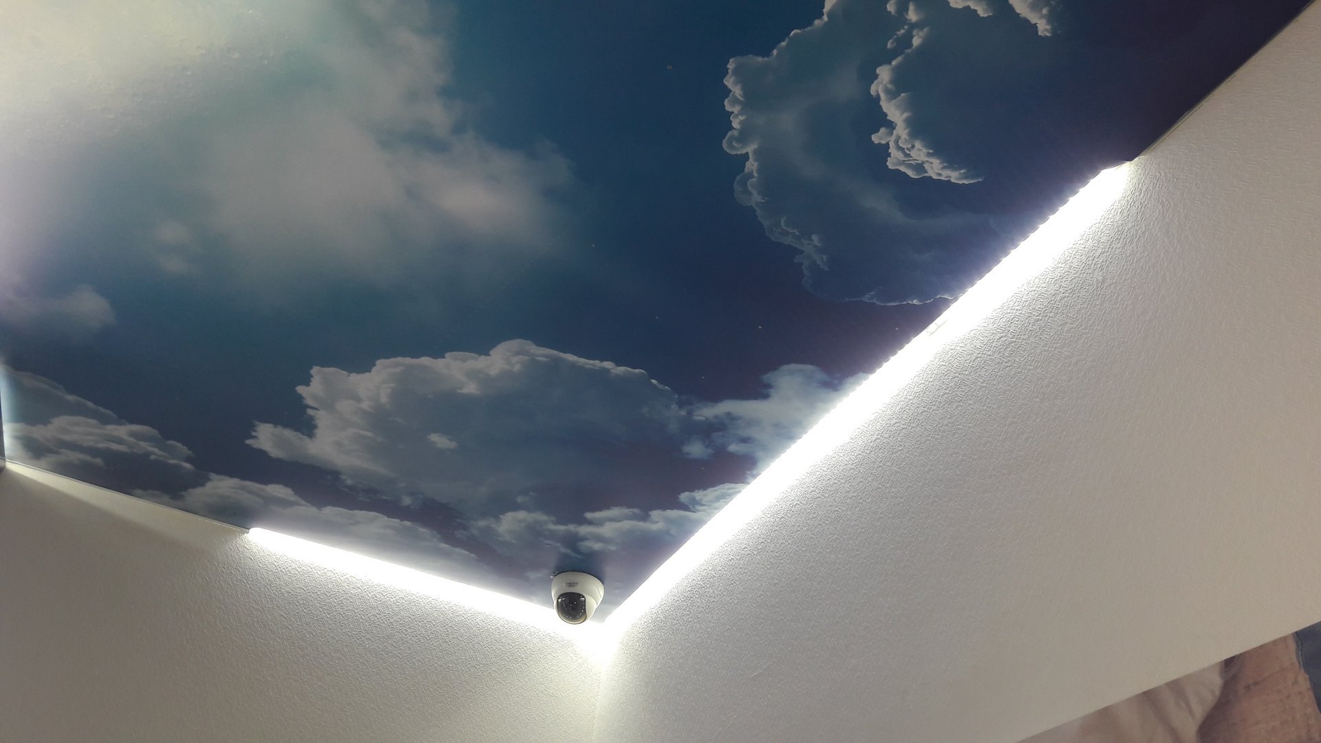 Купить небо потолки. Натяжные потолки. Натяжной потолок небо. Натяжной потолок с подсветкой изнутри. Тканевый потолок с подсветкой.