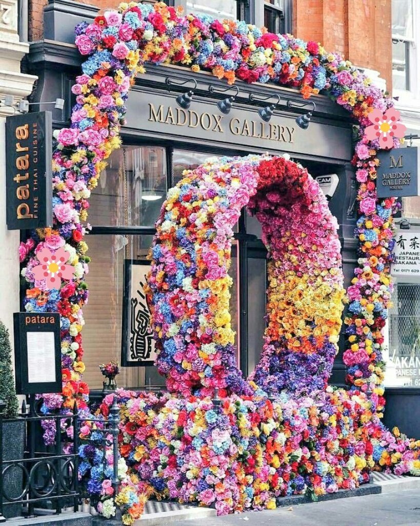 Украшение фасада цветами