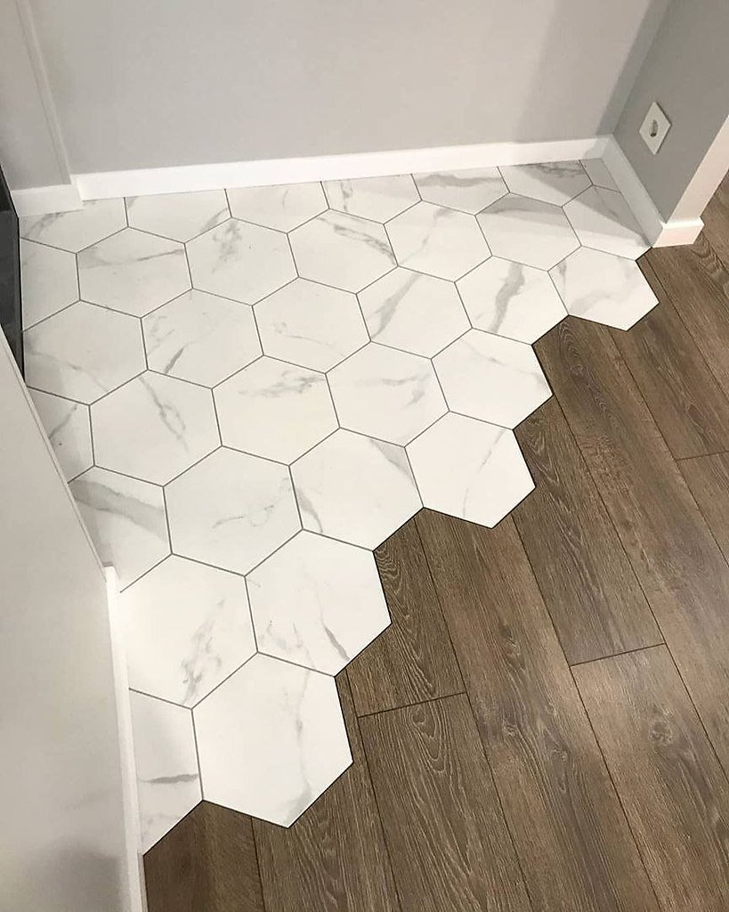 Черная плитка соты в ванной