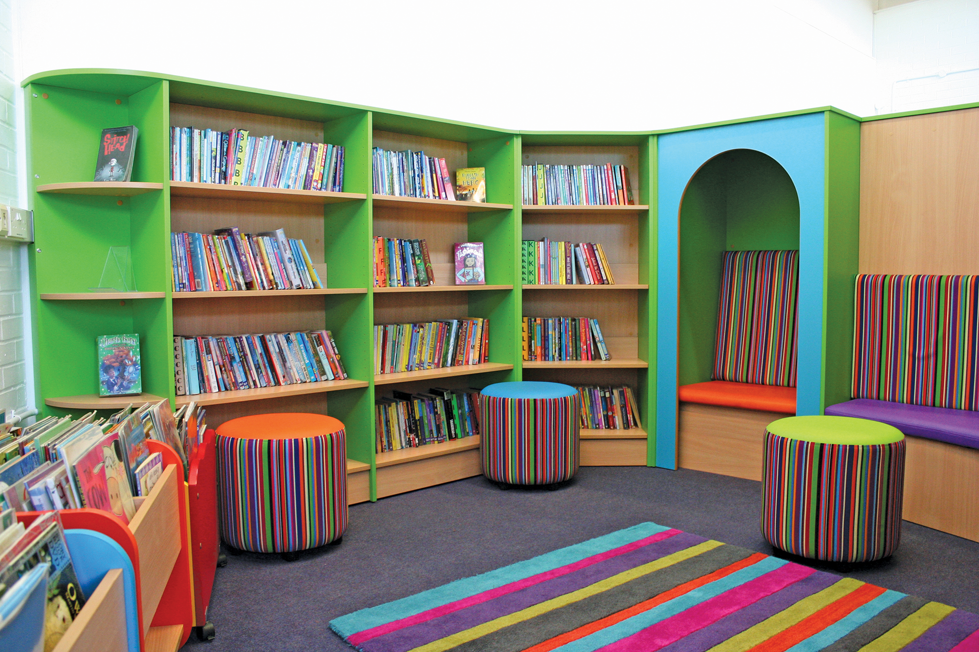 Стеллажи для детской библиотеки. Интерьер детской библиотеки. Мебель в современной детской библиотеке. Мебель для читального зала библиотеки.