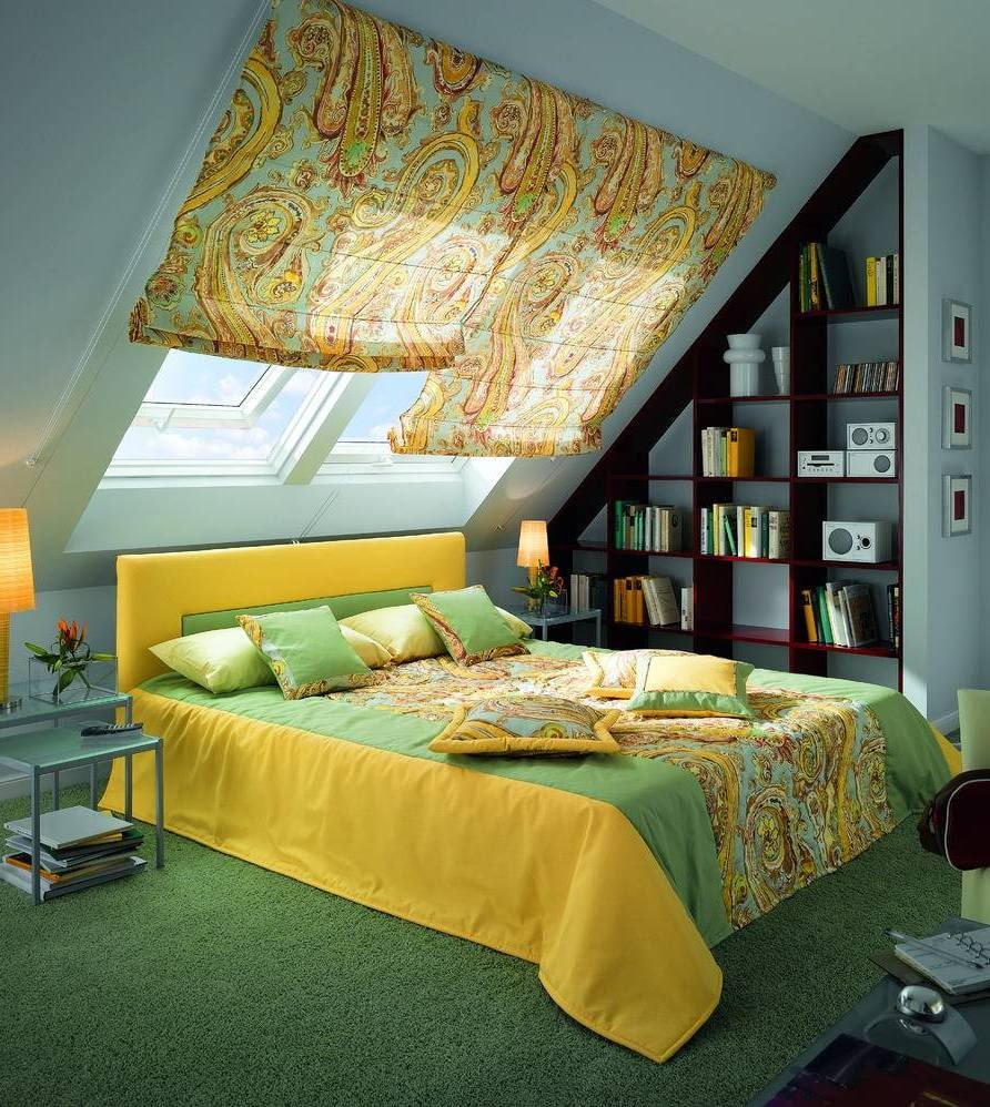 Фальш-камин в интерьере спальни кровать