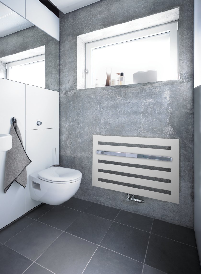 Полотенцесушитель рядом с унитазом