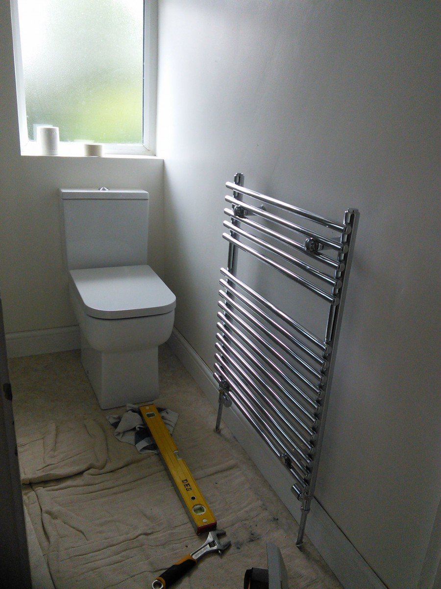 Полотенцесушитель над унитазом с инсталляцией