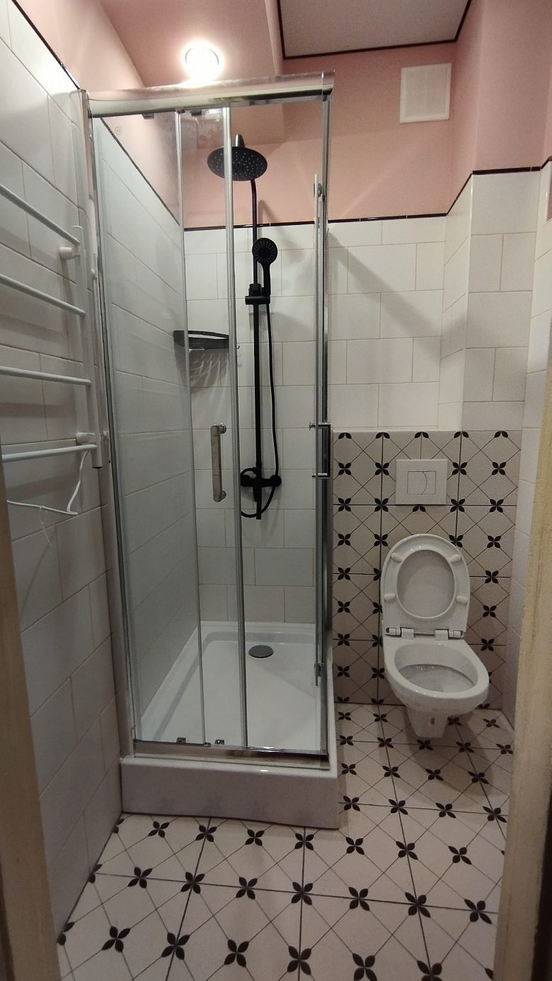 Туалет и ванная в одном стиле