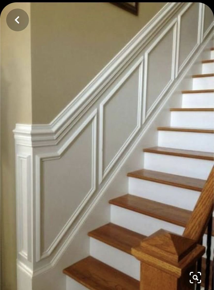 Декор стены возле лестницы