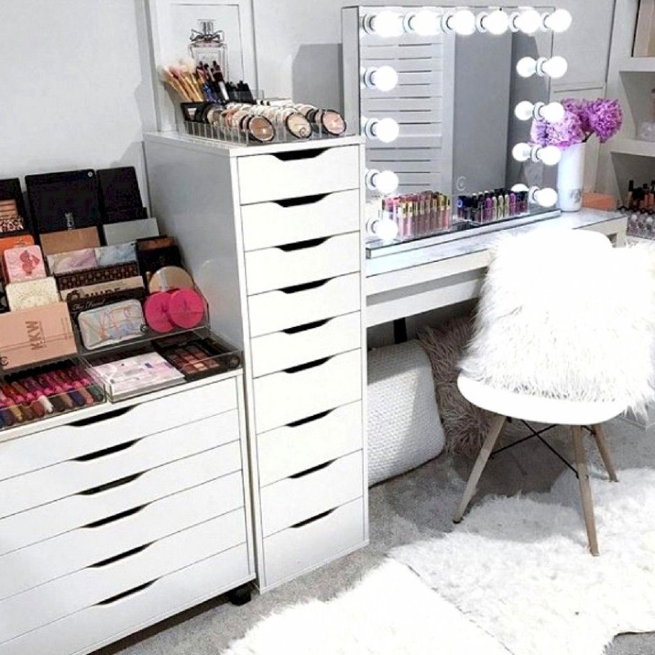 Шкаф с ящиками