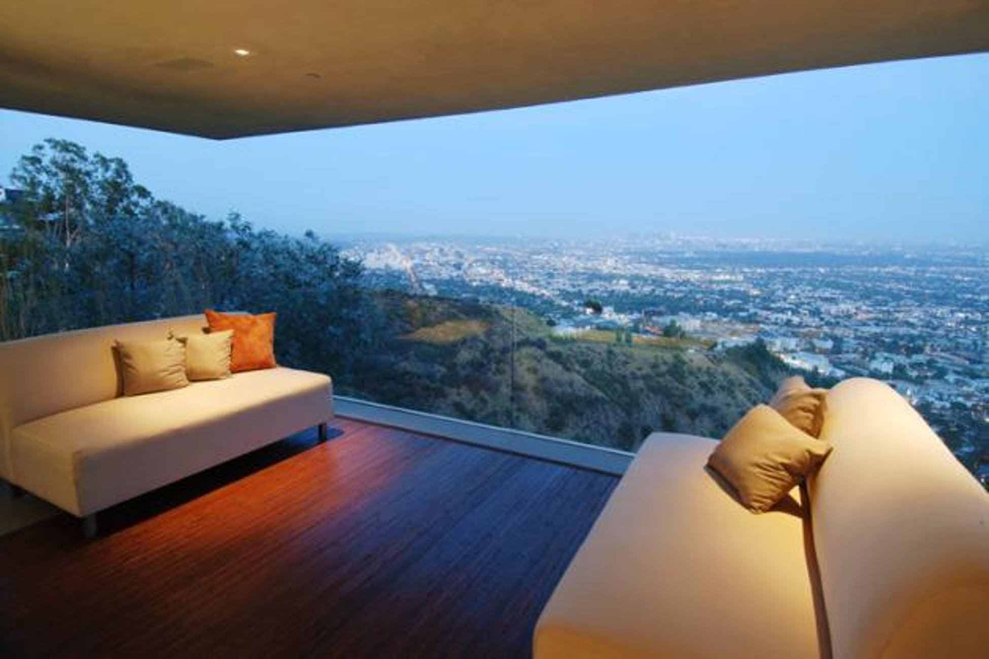 Amazing view. Дом с панормаными окнами в Лос Анджелес. Пентхаус в Лос Анджелесе в Беверли Хиллс. Голливудские холмы в Лос-Анджелесе. Лос Анджелес пентхаус вид на город.