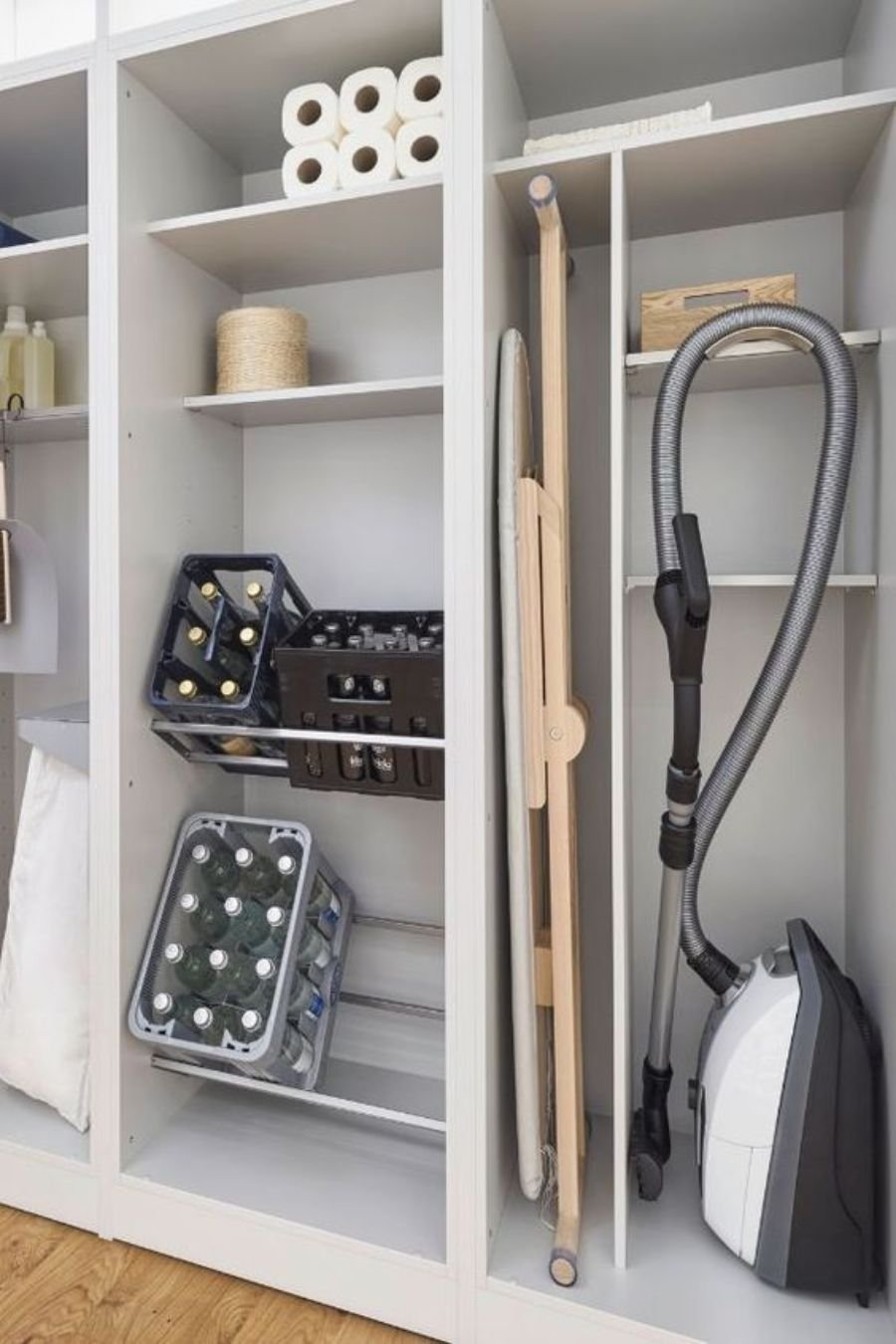 Хранение гладильной доски в шкафу