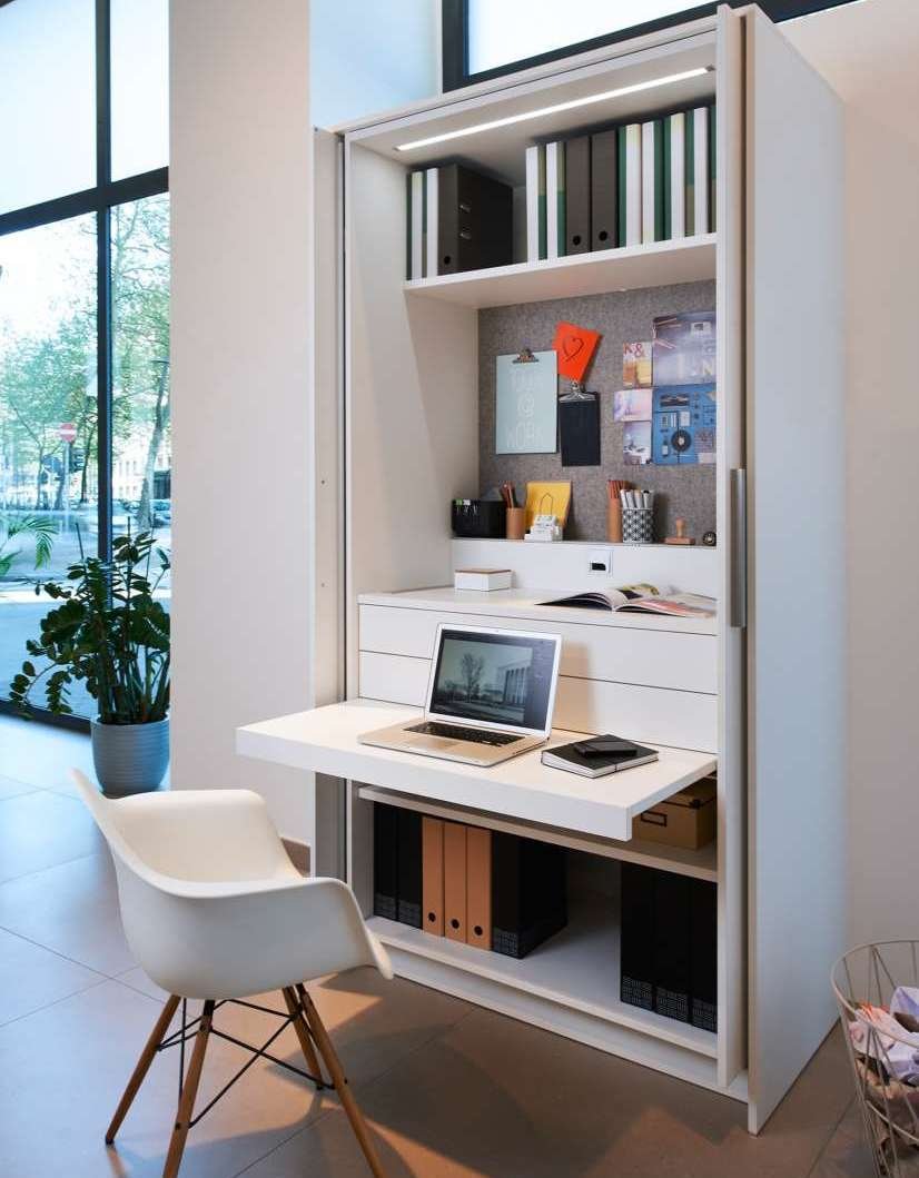 Выдвижной письменный стол из шкафа