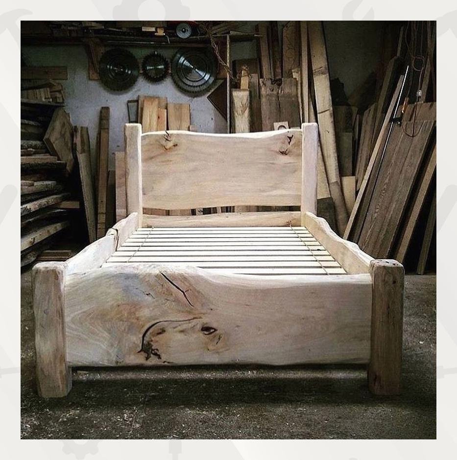 Кровать из состаренного дерева