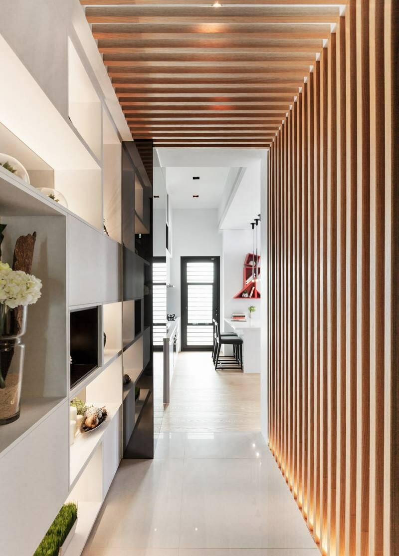 Шкаф до потолка с распашными дверями