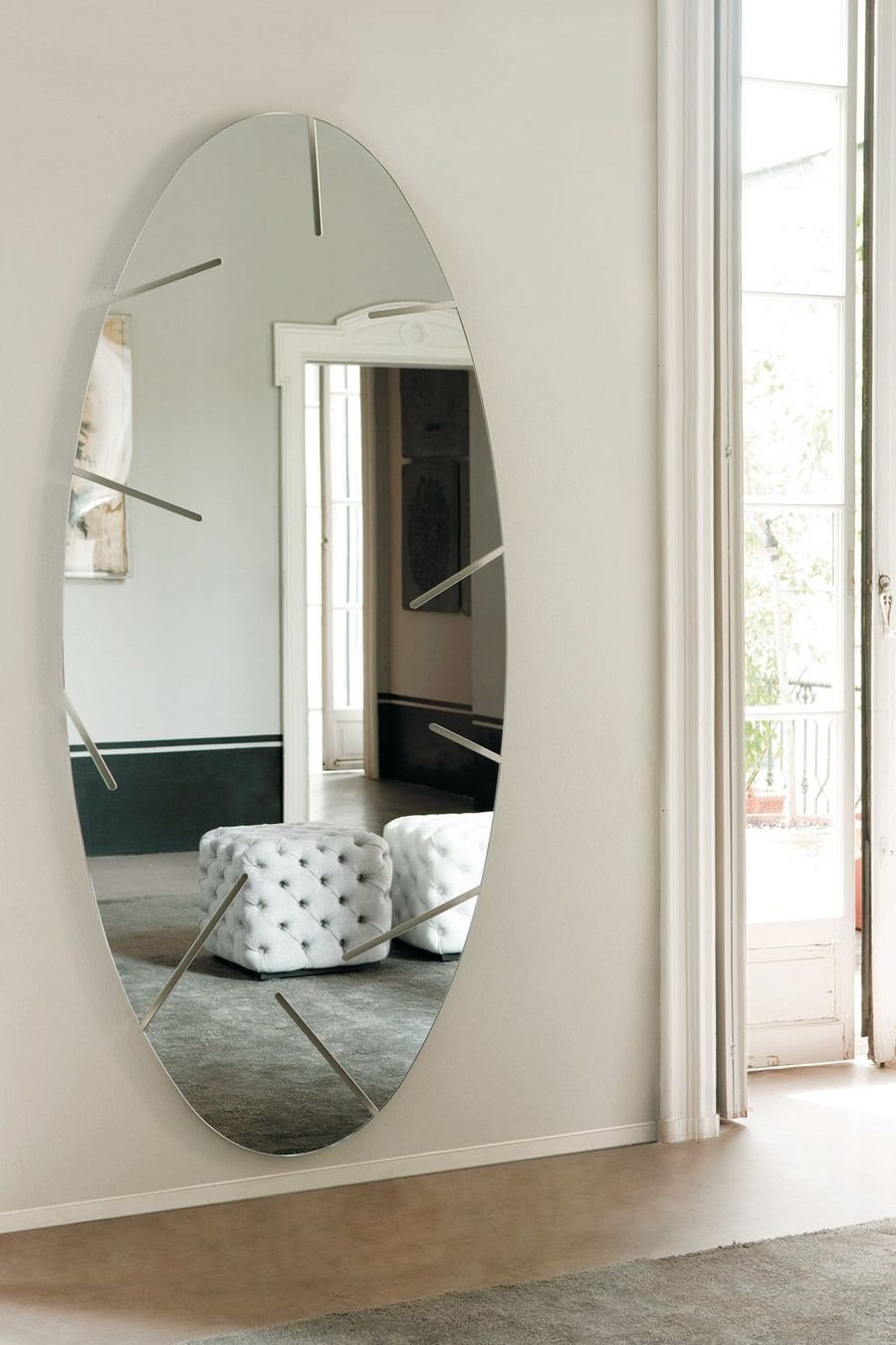 Овальные зеркала в прихожую