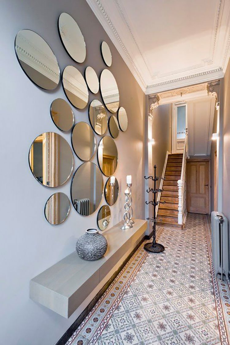 Декор стены в коридоре