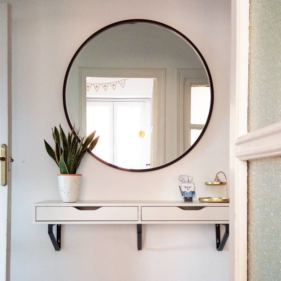 Круглое зеркало в прихожей