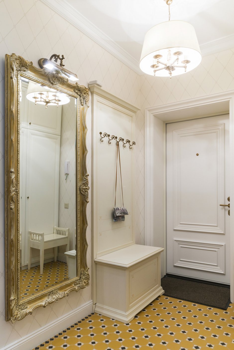 Прихожая в голубых тонах