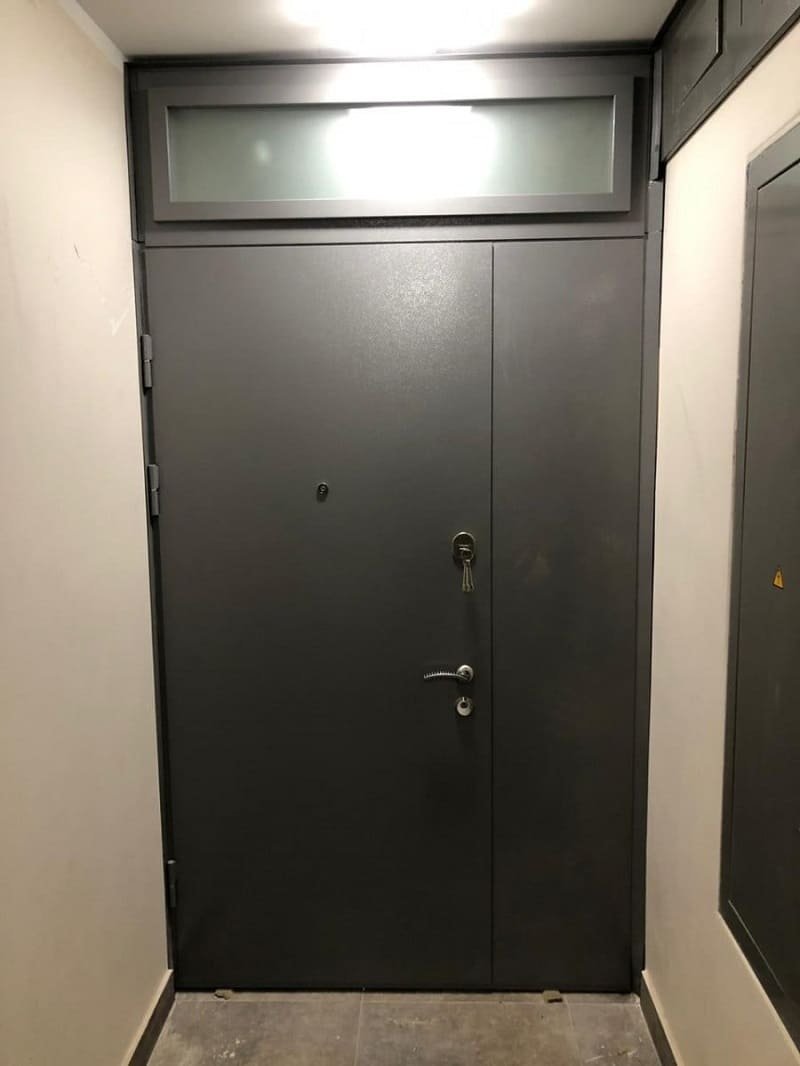 Старые подъездные двери