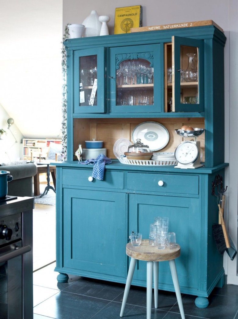 Старый сервант в современном интерьере