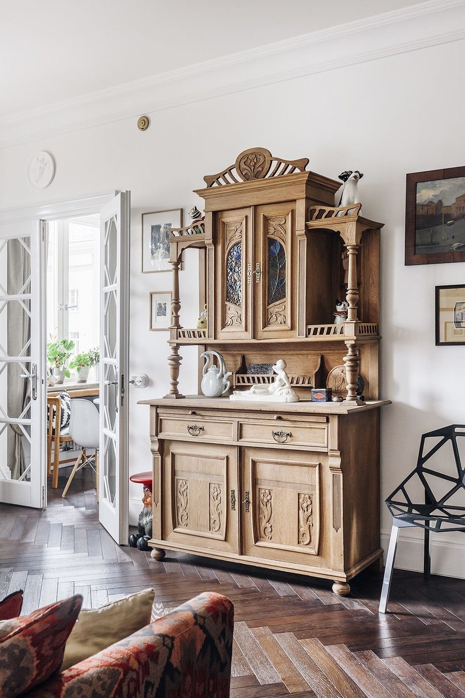 Старый буфет в современном интерьере фото