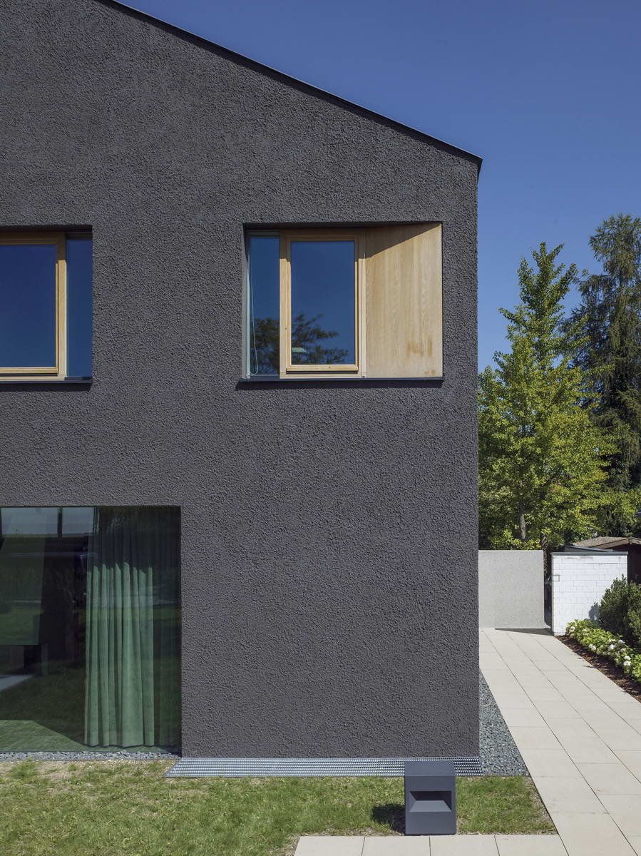 Фасады домов в графитовом цвете