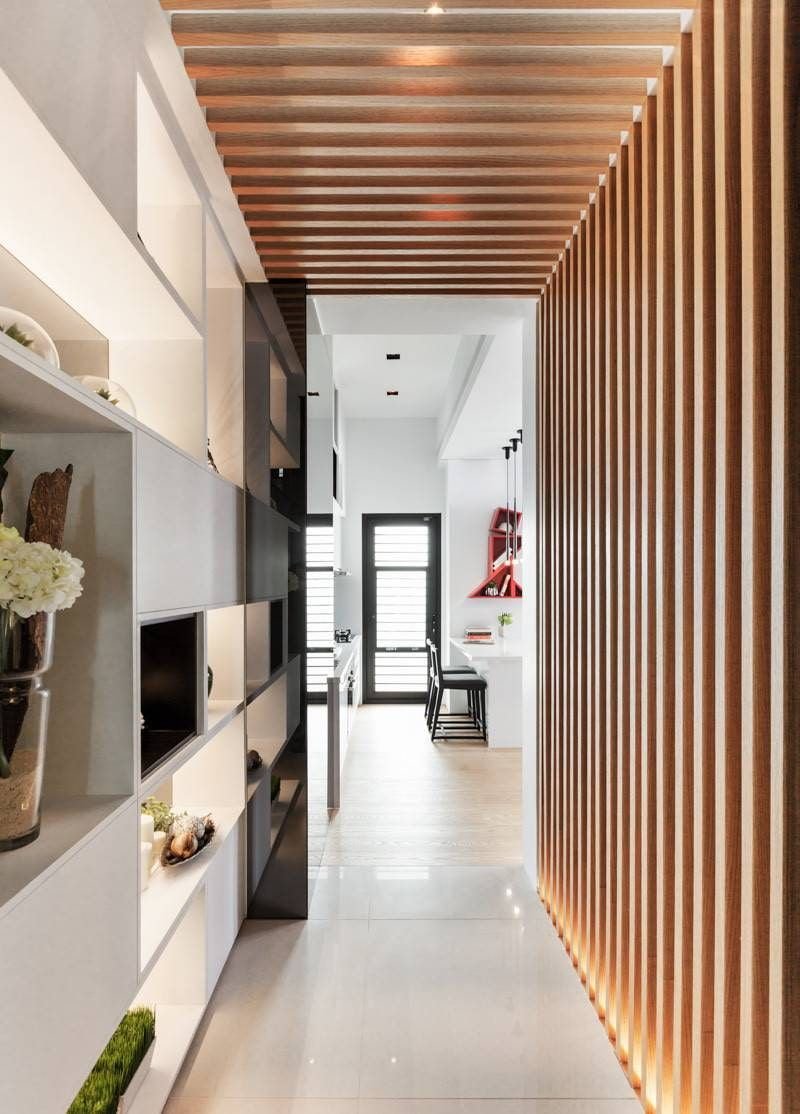 Деревянные рейки в коридоре