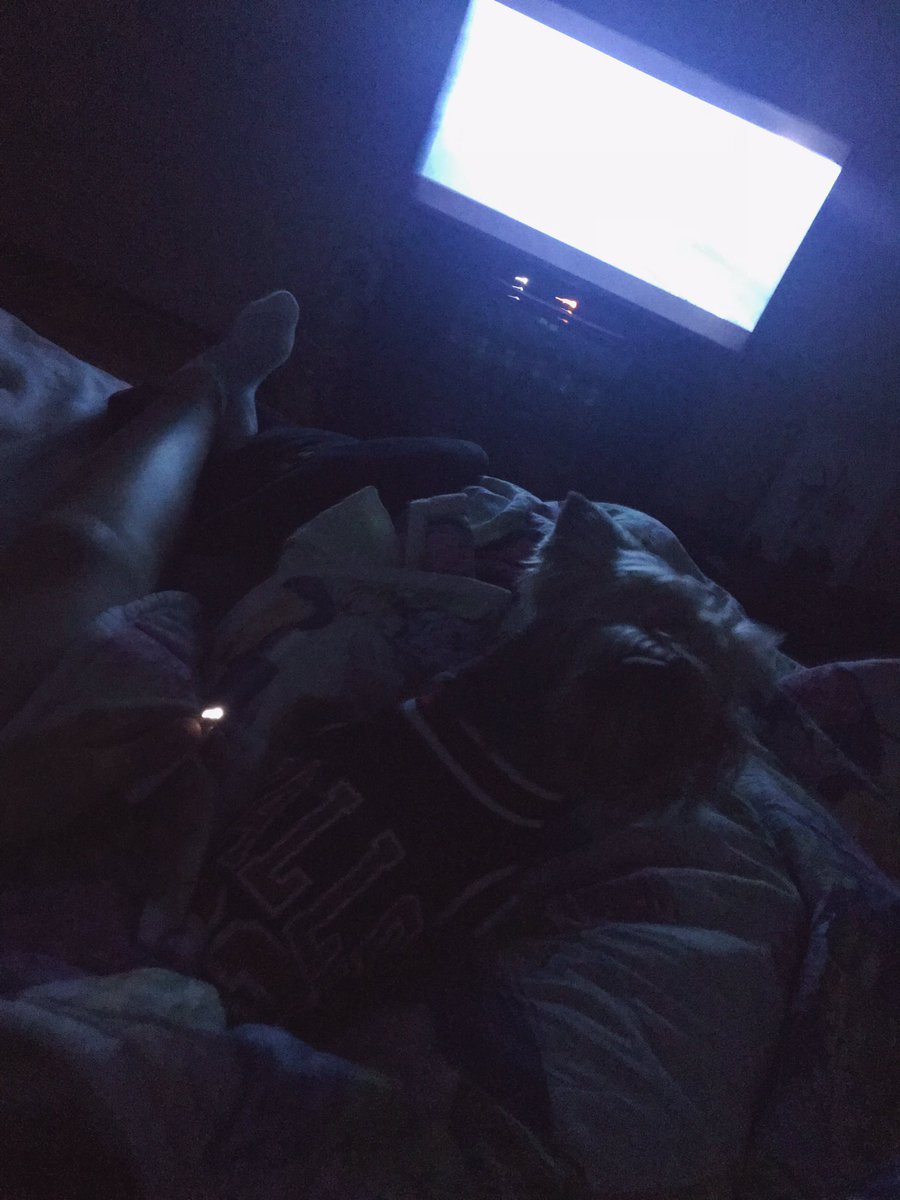 Парень на кровати в темноте