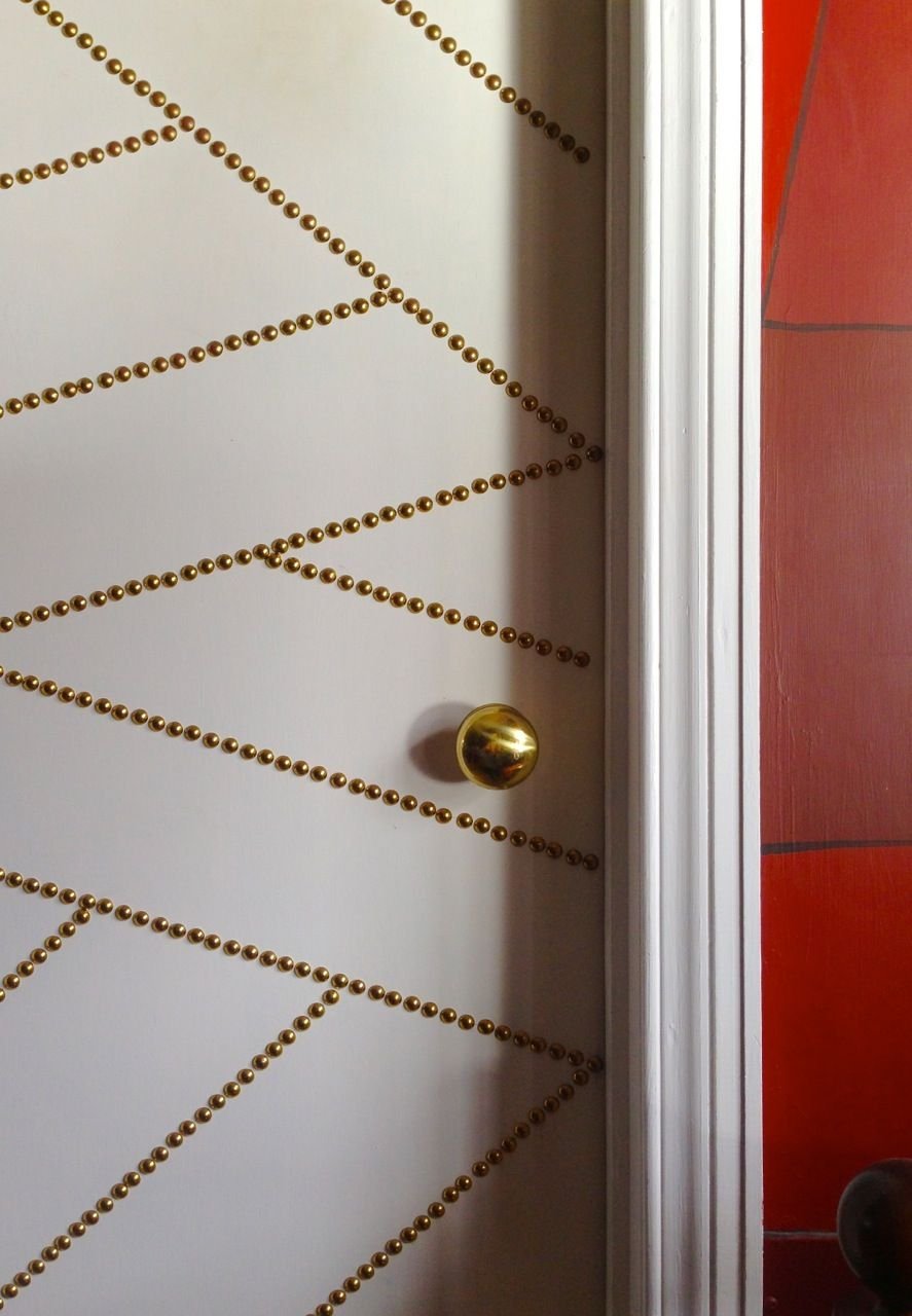 Декорирование двери молдингом