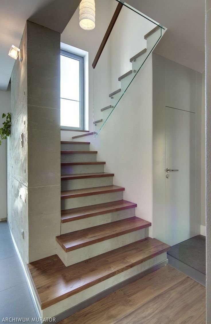 Дверь в кладовку под лестницей