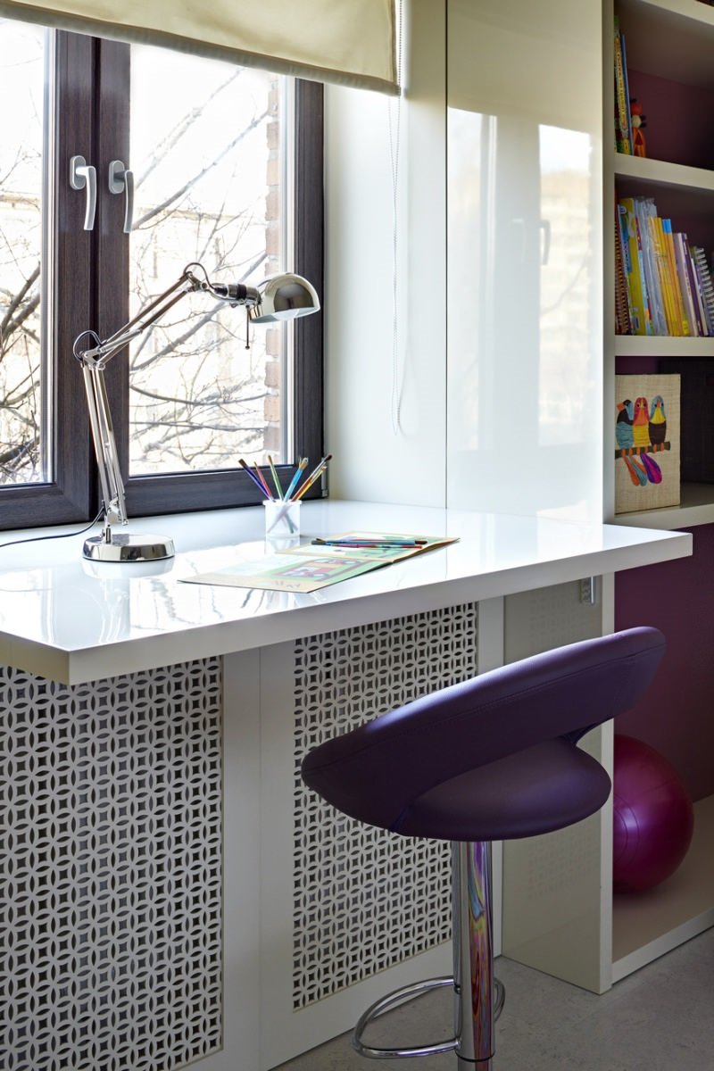 Стол у окна с полками