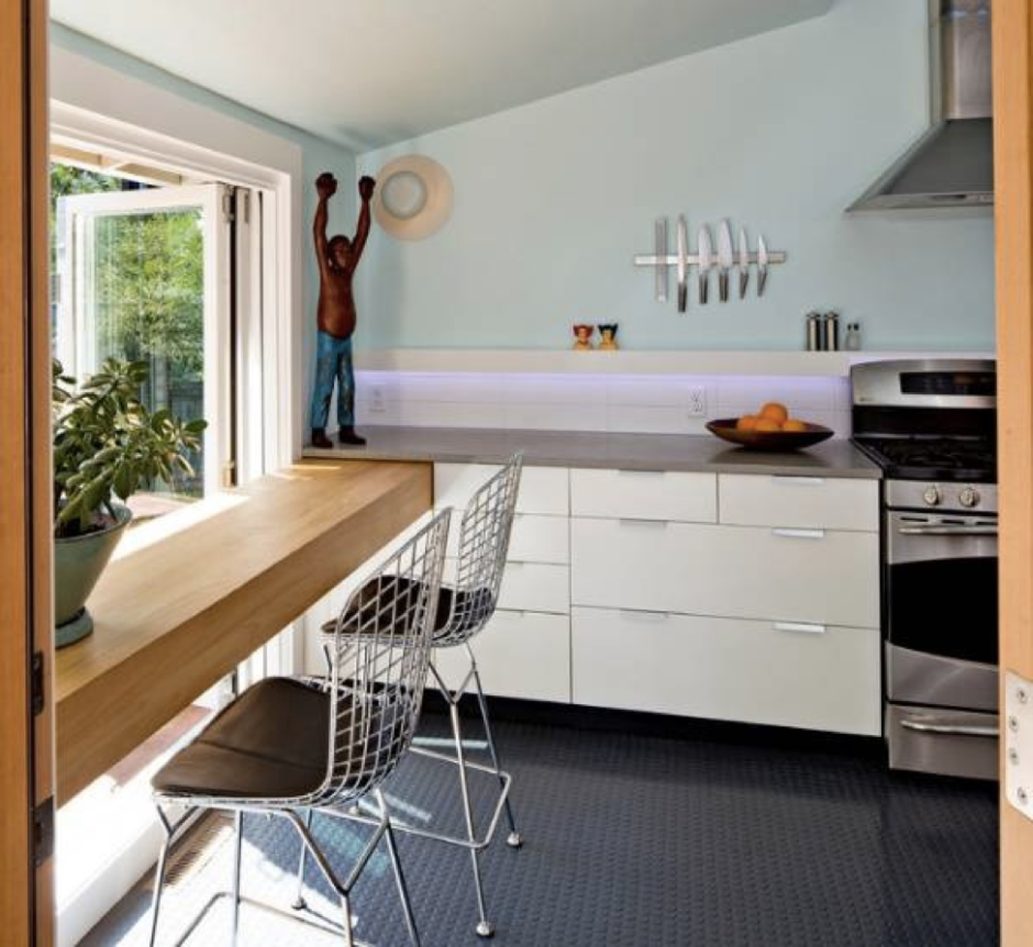 Стол-подоконник на кухне