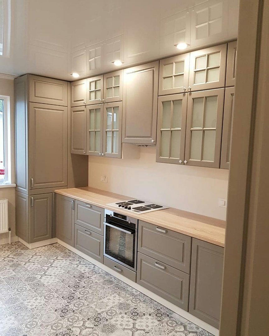 Современная кухня с окном