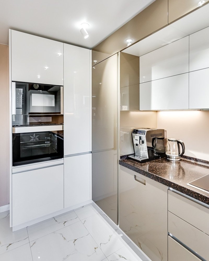 Белая кухня с бежевым холодильником