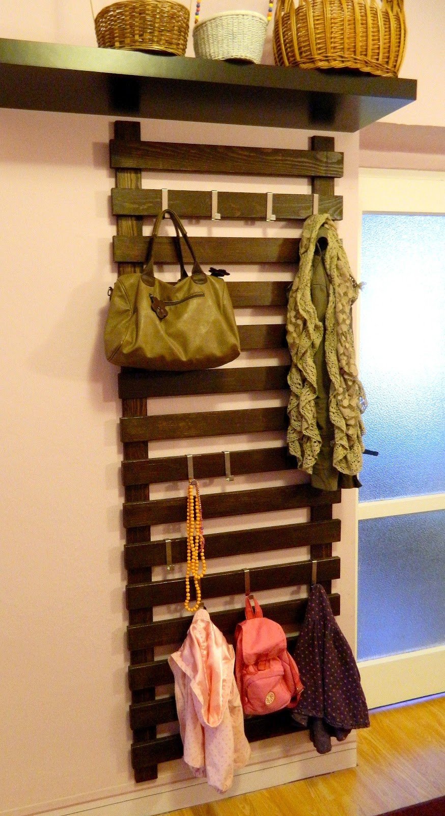 Вешалка из поддона яркая