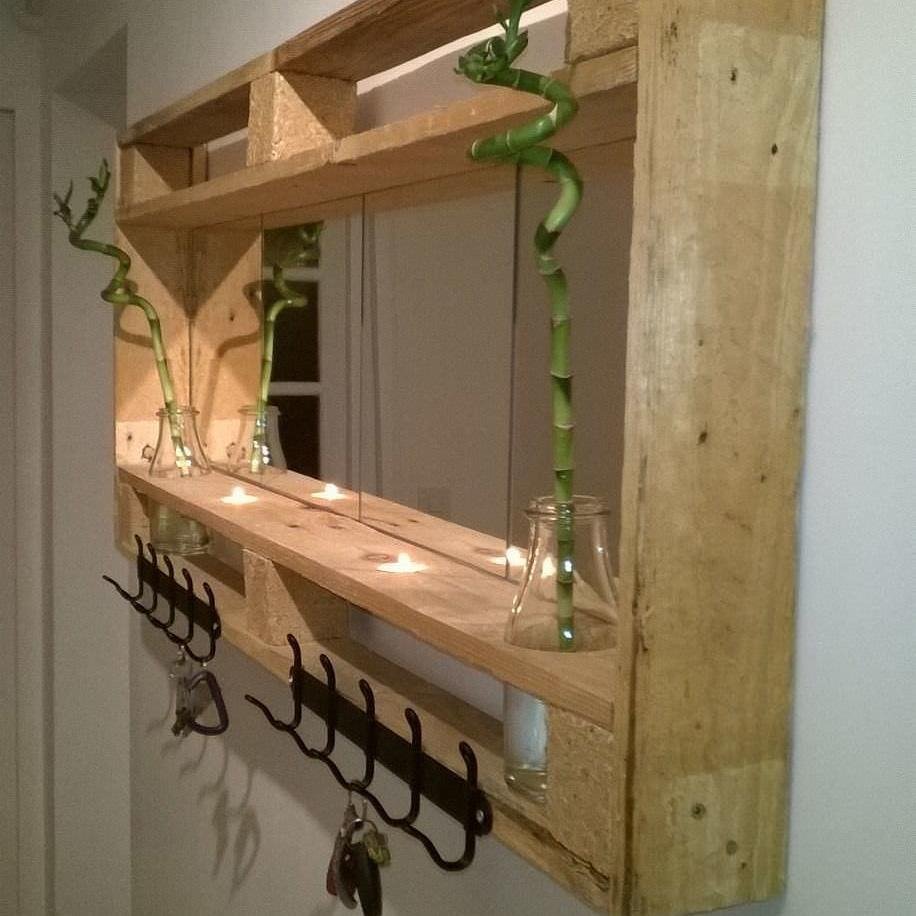 Зеркало в прихожую из паллет