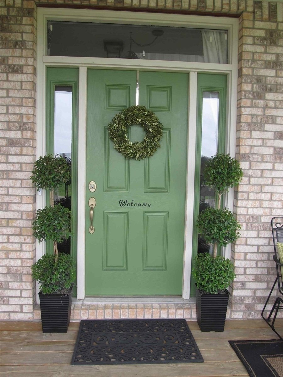 Зеленая входная дверь в дом