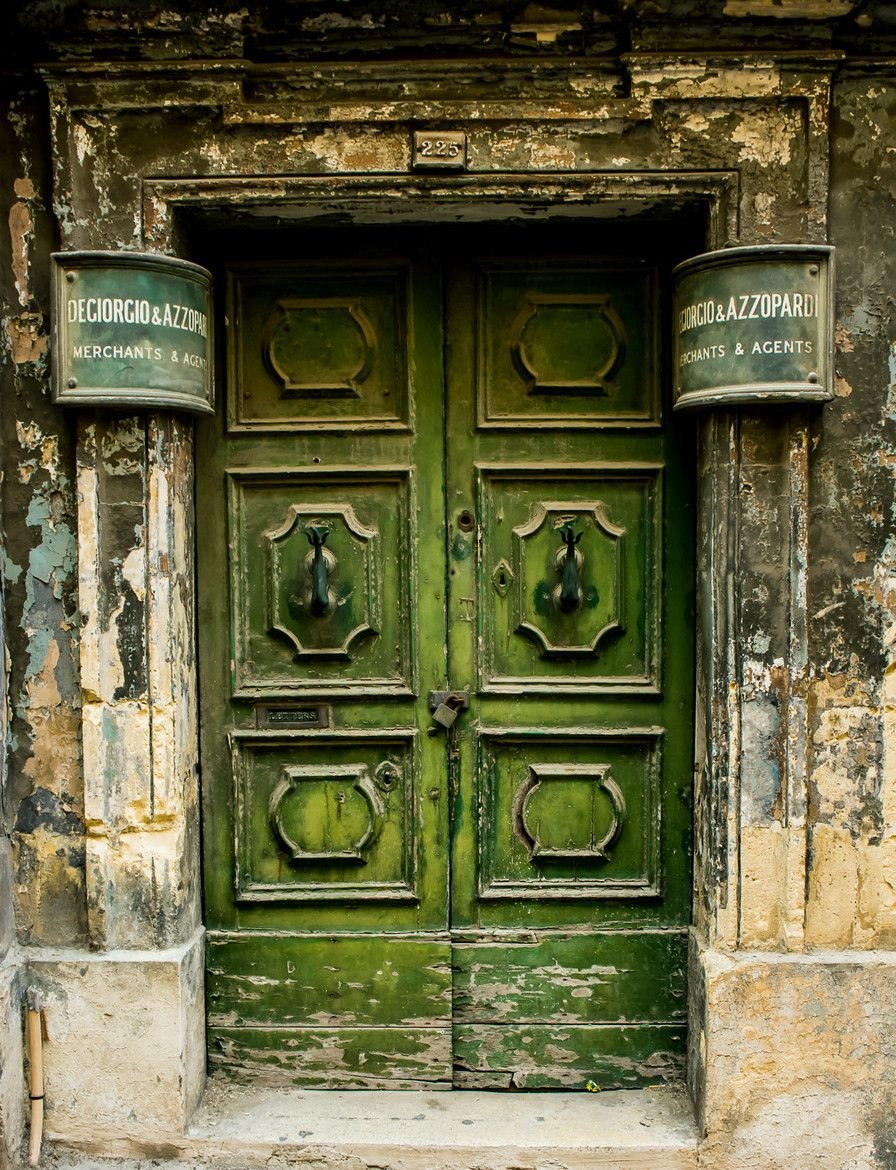 Зеленая старинная дверь