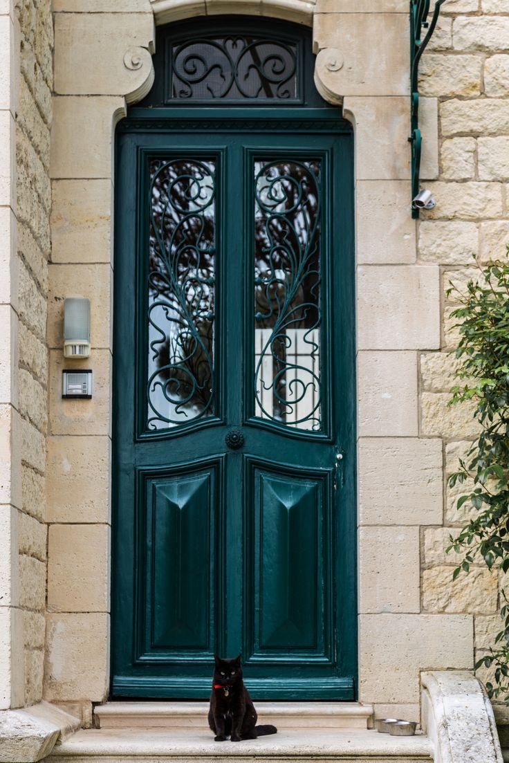 Зеленая английская дверь входная