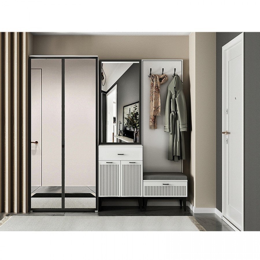 Входная дверь в прихожей