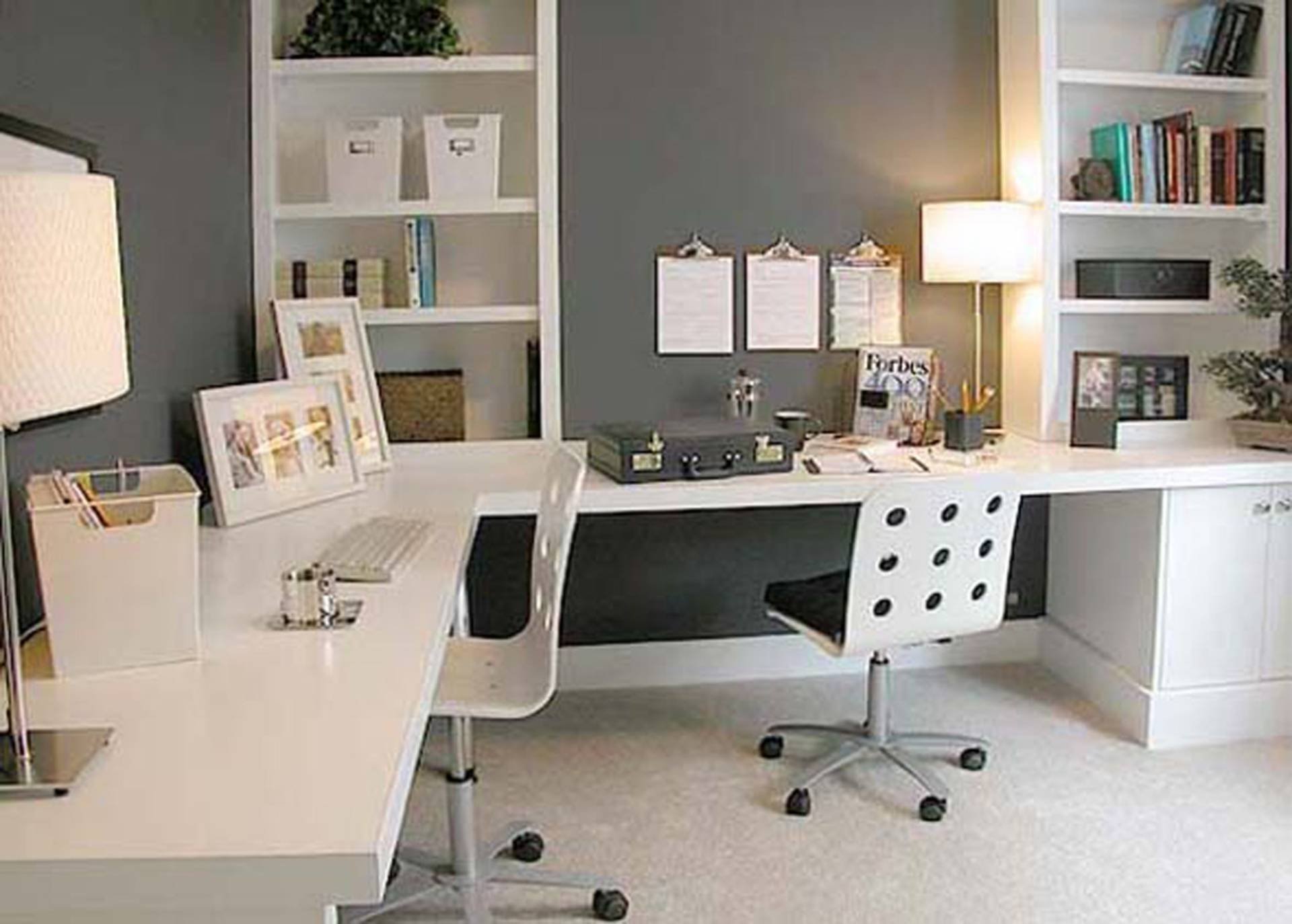 Стильные письменные. Ikea Modern Office Desk стол. Письменный стол в интерьере. Домашний офис интерьер. Комната со столом.