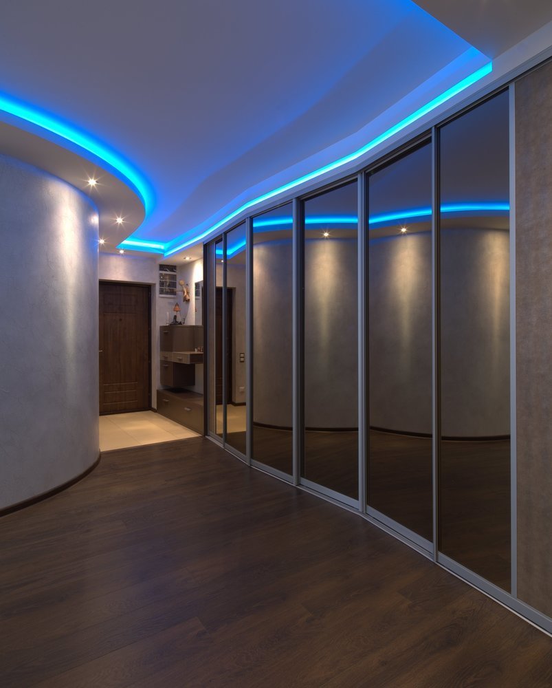 Встроенный шкаф с подсветкой