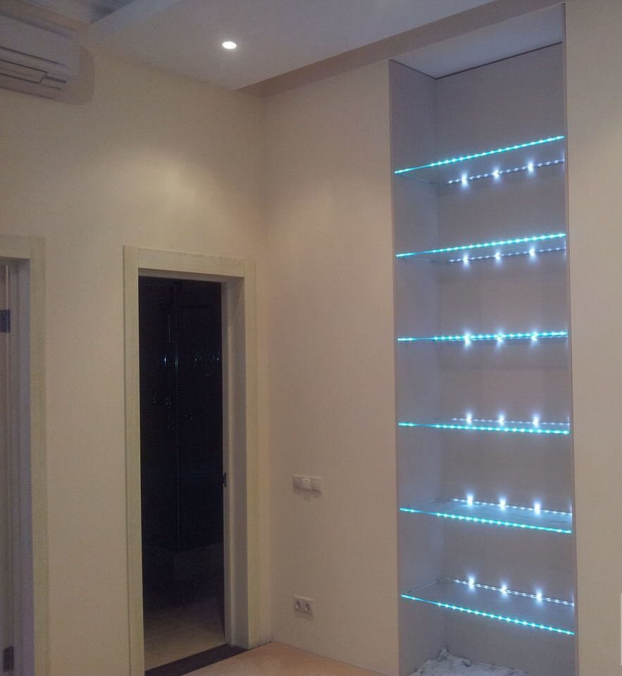 Ниша с полками с подсветкой