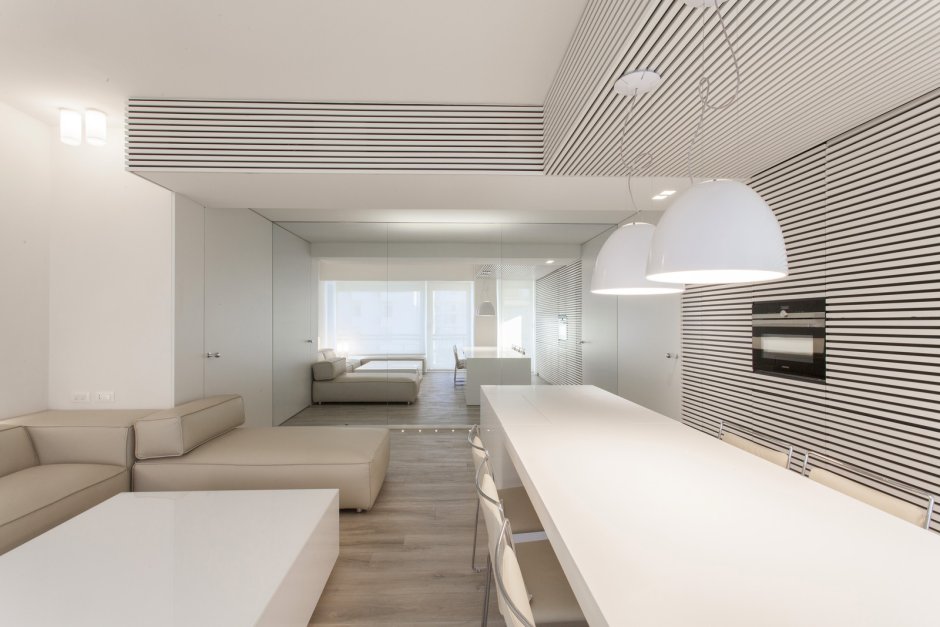 Белые рейки на потолке