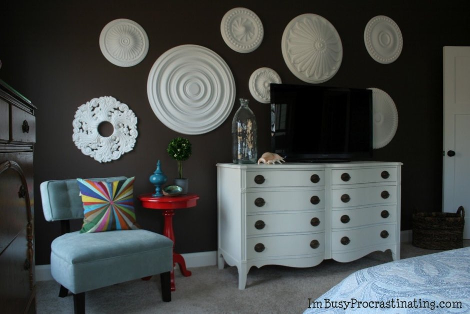 Потолочные розетки на стене в интерьере