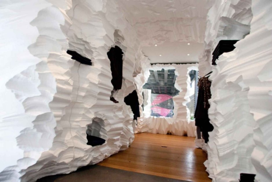 Декор стен потолочными розетками